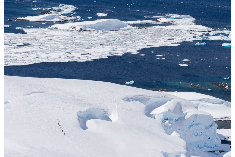 vue de ascension des randonneurs minuscules en comparaison les icebergs